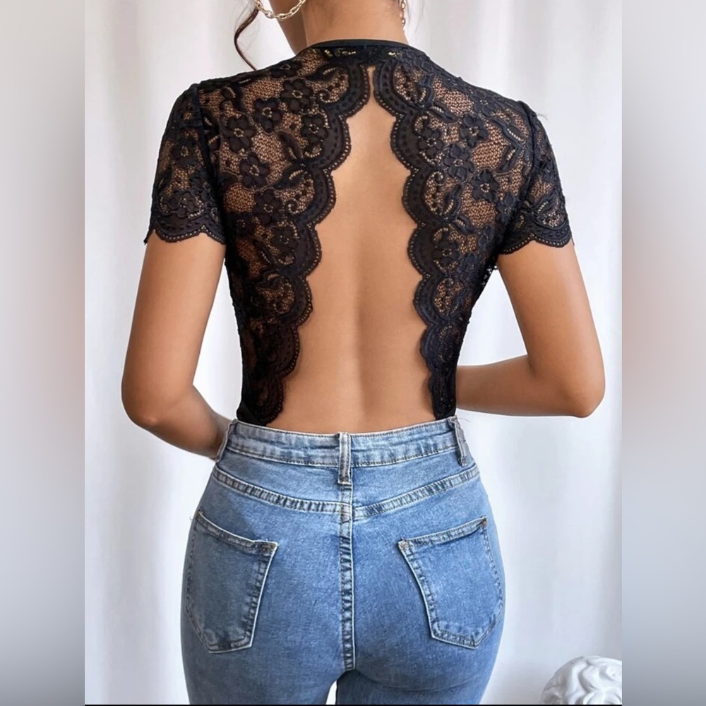 SHEIN Unity Contrast Lace Backless Scallop
Trim Bodysuit